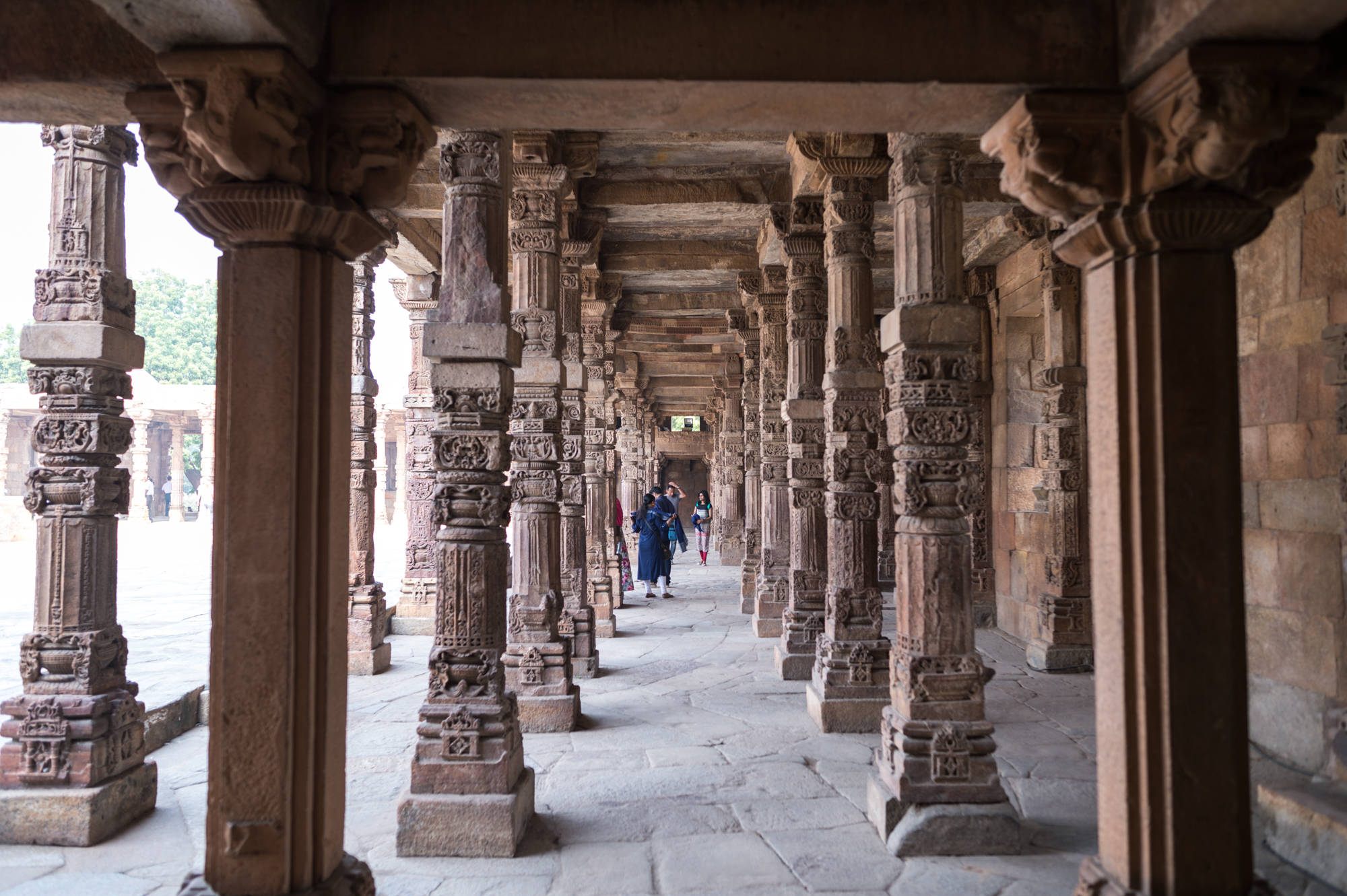 印度藏着一座通天巨塔，世界上最美的石塔之一，屹立800年不倒