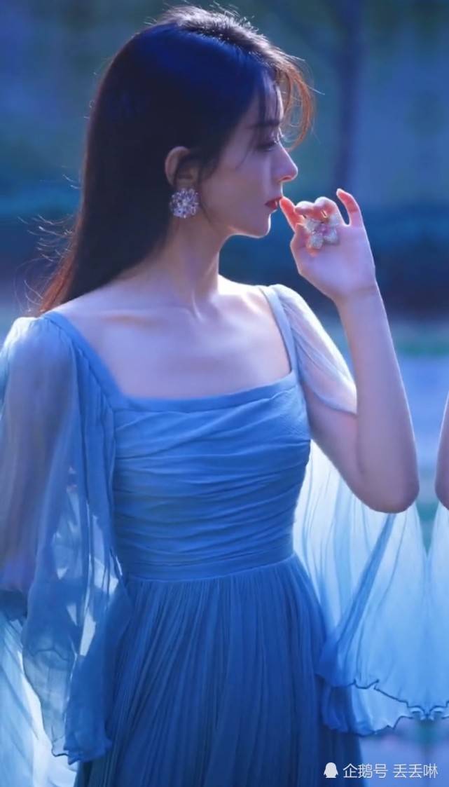 赵丽颖蓝色长裙,仙气十足,灵动精致.