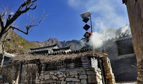 京郊古村是抗日时期重要根据地之一，建筑布局独特，自然景色优美