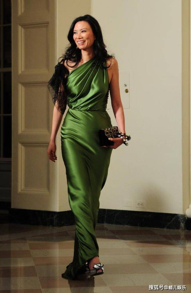 邓文迪失误好严重!肚兜修身裙秀出万种风情,却被勒出的肚腩毁了