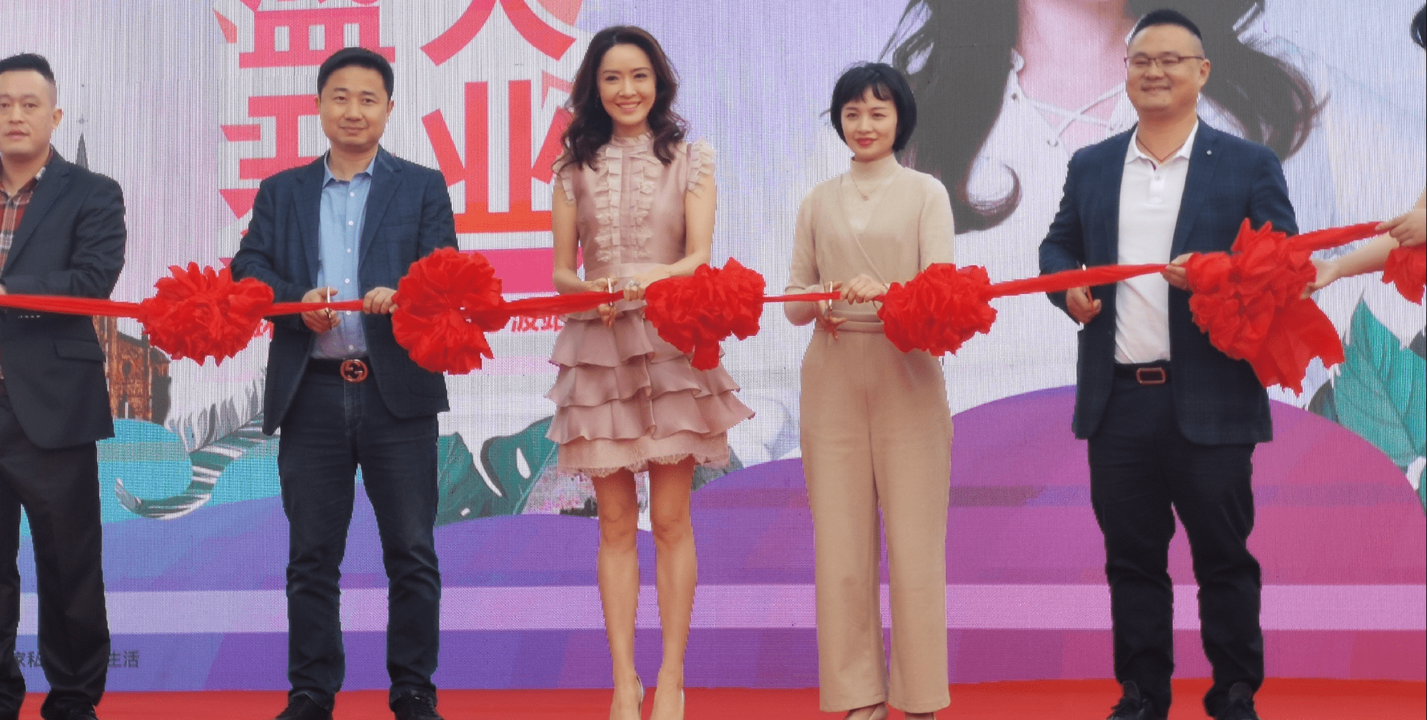 向華強侄女曾與成龍緋聞，46歲寒冬穿短裙商演身材曼妙，一雙筷子腿搶鏡 娛樂八卦吃瓜 第9张