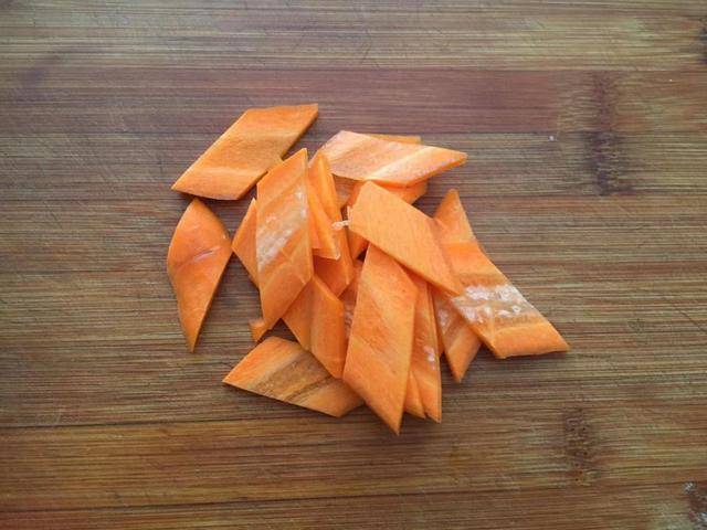 胡萝卜怎么切菱形最好 f37450e1d8f148ee91647928317b980d.jpeg