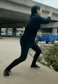 gif-搞笑段子:提起裤子快跑吧这种情况是解释不清楚的