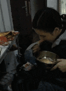 搞笑gif段子:妹子穿着高跟鞋来打球是认真的吗?