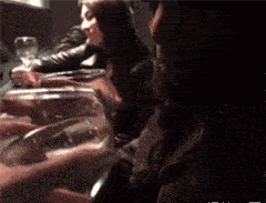 原创gif-搞笑段子:外面没饭吃,只能回家让媳妇做饭了