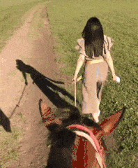 图片[2]-GIF搞笑段子：我是不是做的有点飘了，我骑马女朋友牵马-妖次元