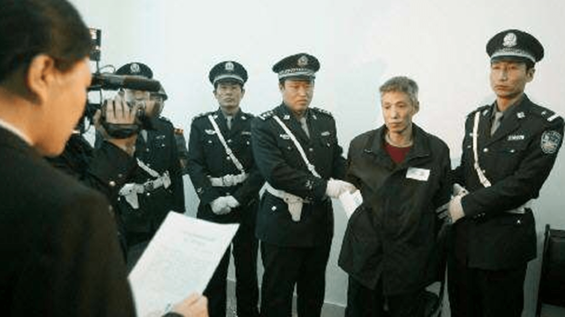 他是东北黑老大敢当众扇脸一明星嚣张过头最后被判死刑