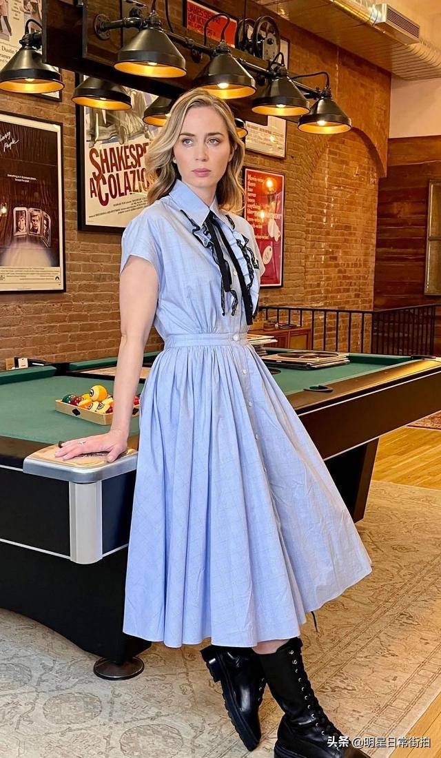 女星艾米莉·布朗特身穿蓝色连衣裙拍摄时尚杂志写真照片