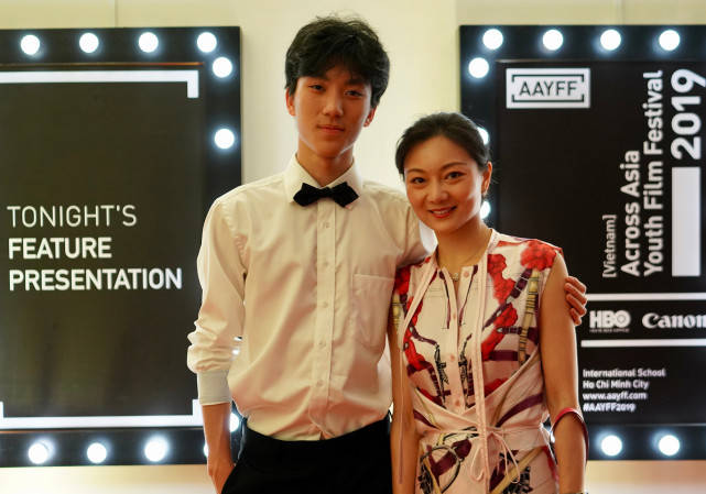 张艺谋为小女儿开心庆生,14岁张壹娇像极妈妈