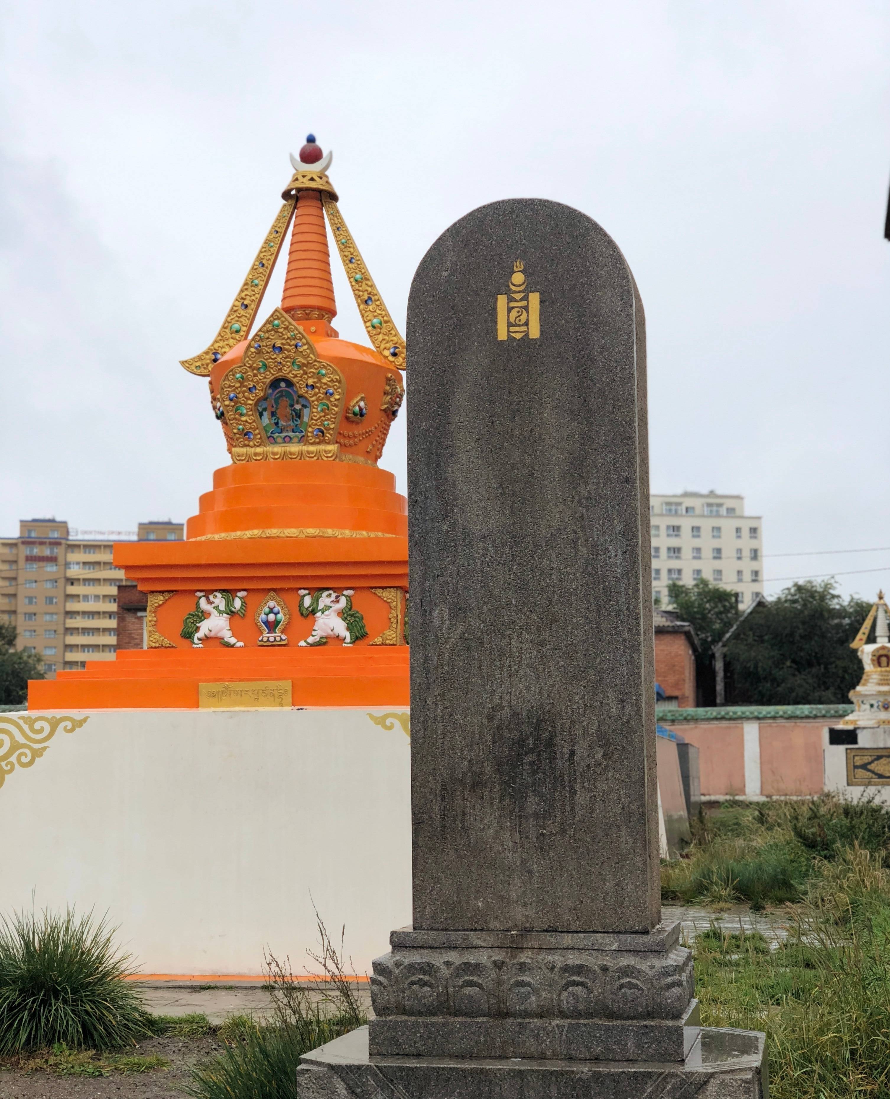 甘丹寺建于1809年是蒙古最大的寺庙庙里也有蒙古最大的佛像