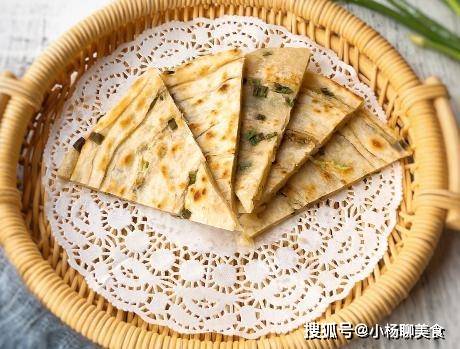 小编总结:早餐吃饼是很多人的习惯,饼的选择性比较多,千层饼,酱香饼