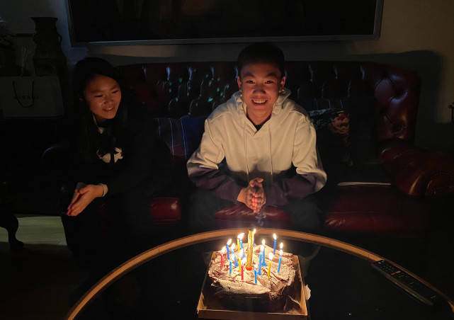 张艺谋为小女儿开心庆生,14岁张壹娇像极妈妈