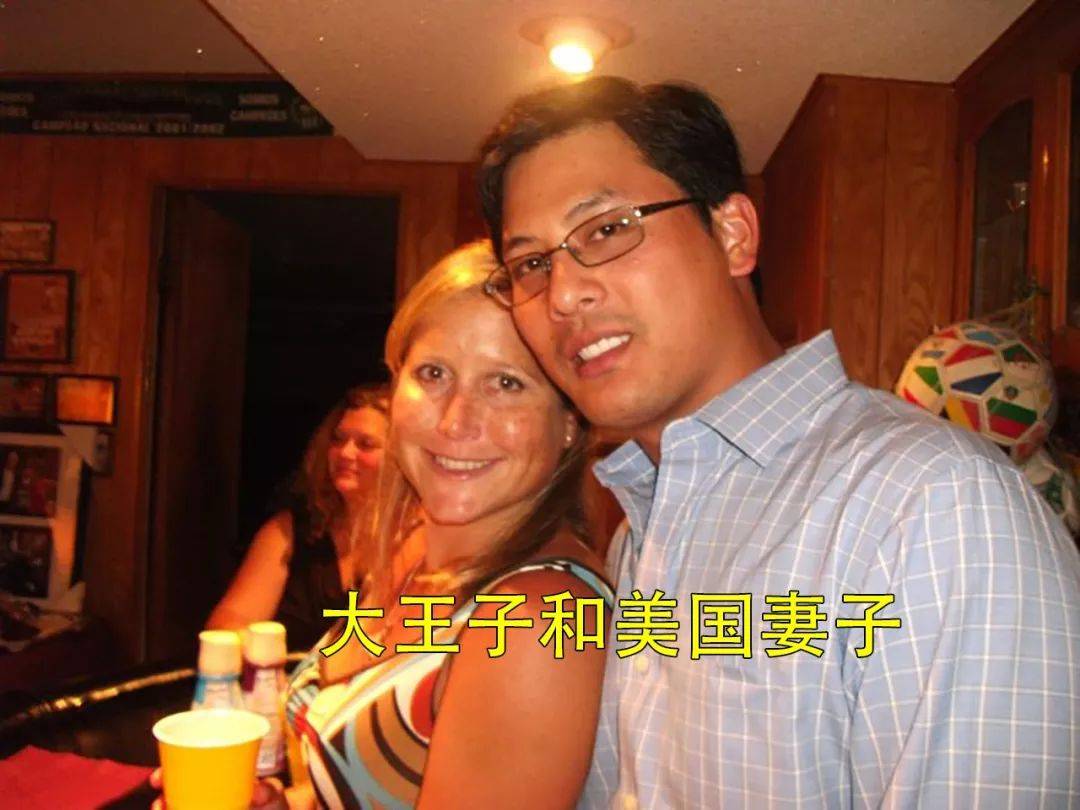 泰王海外流亡4子发布新年肖像!大王子晒出钻戒,给三个