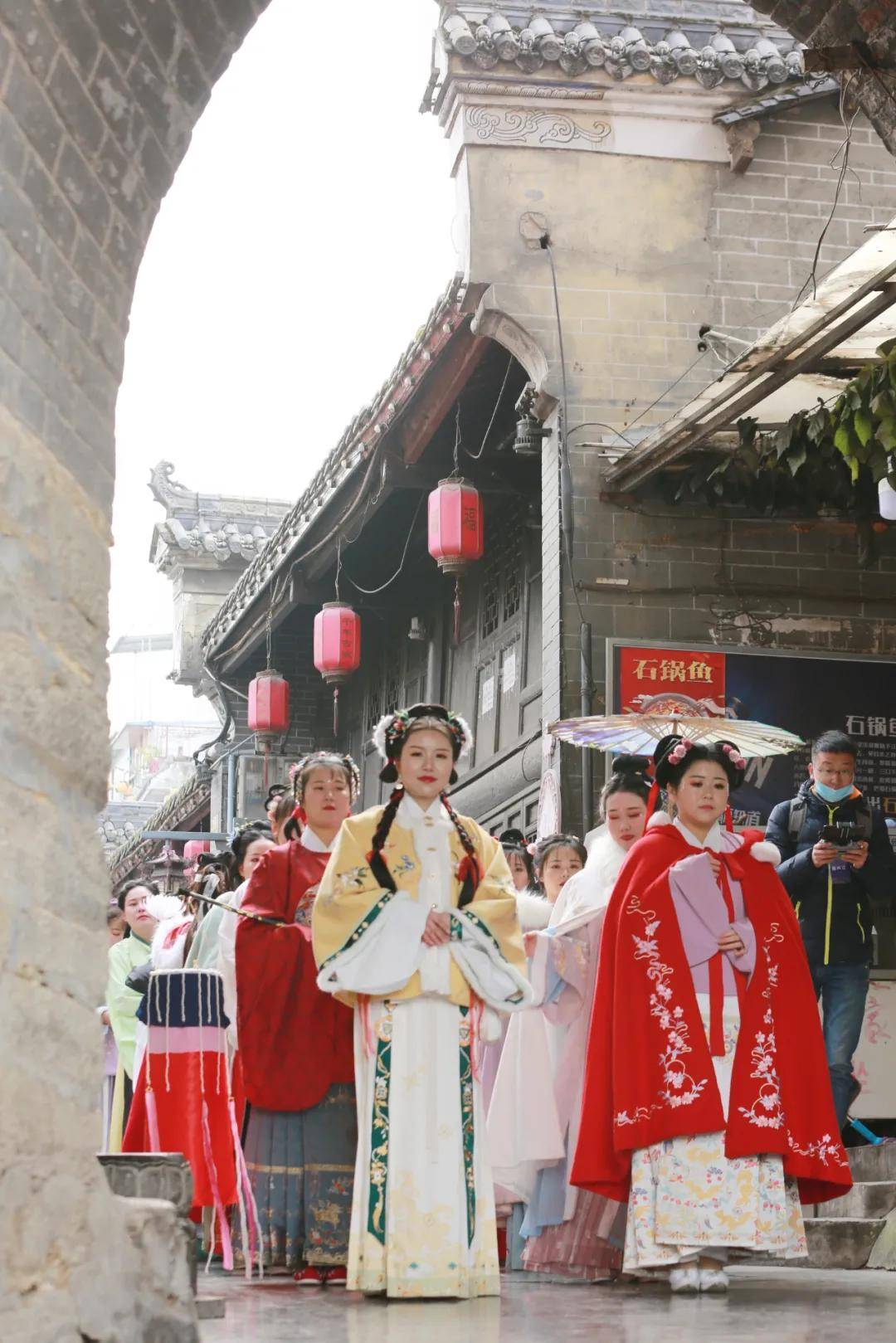 参赛选手在国家aaaa级旅游景区石泉老街汉服街拍秀