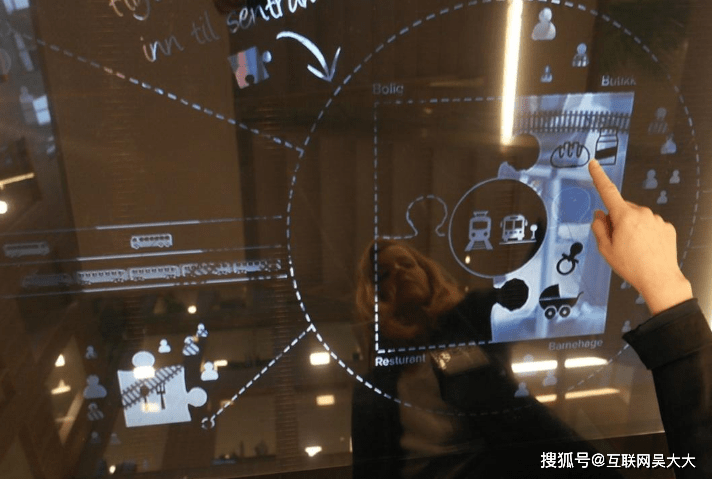 多媒体技术是使用计算机交互式综合技术和数字通信网络技术处理多种