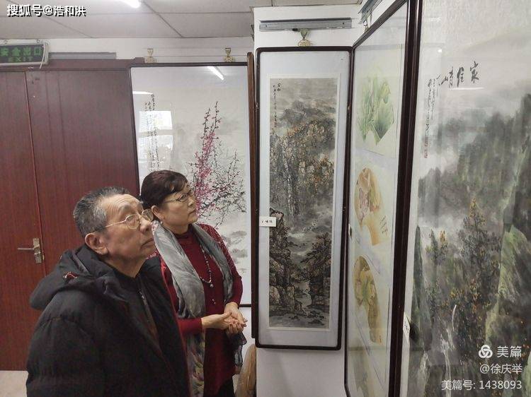 画家曹剑英,王俊英在观展.