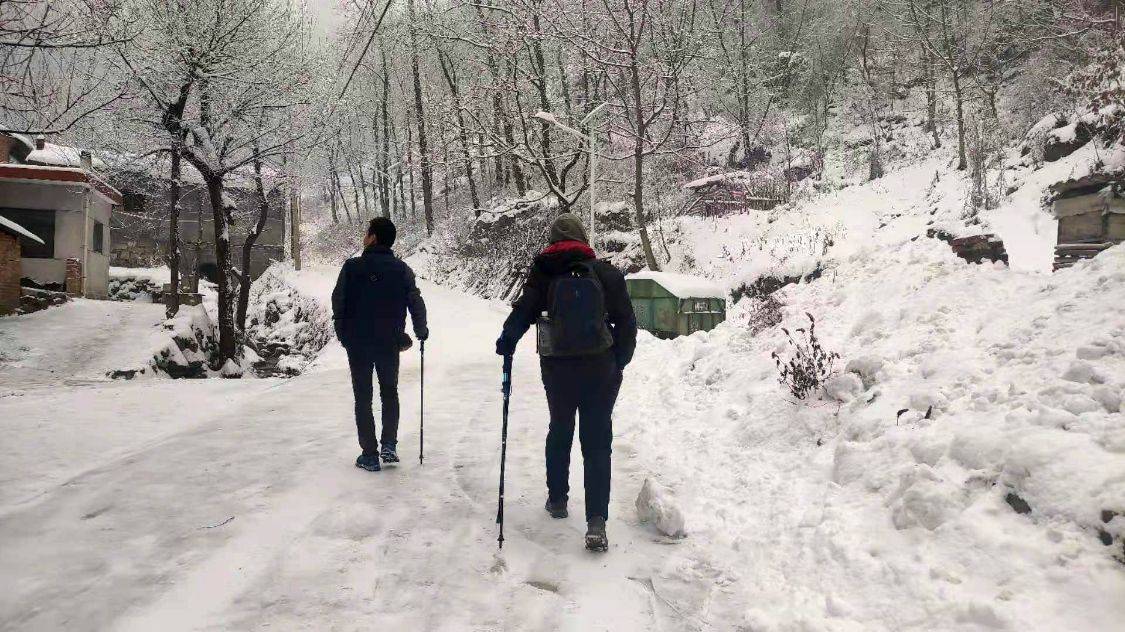 秦岭雪景最美峪口，山上有72座庙，被誉为铁武当，爬山赏雪遇到住在山洞的隐士