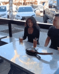 搞笑gif段子:这代步车的椅子很高端呀,看着就很舒服