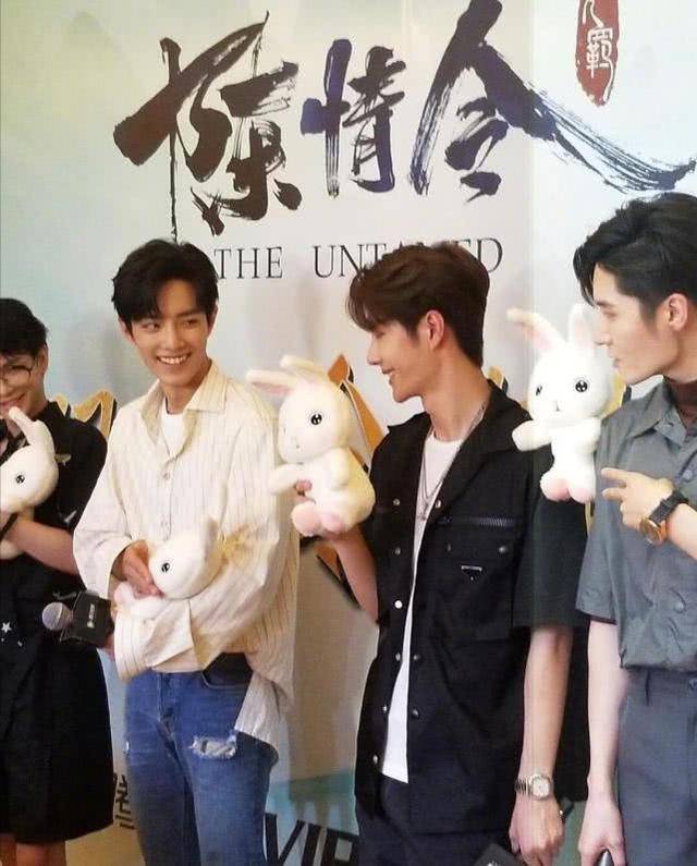 肖战王一博同框直播,两人现场生图被曝出,颜值太高依然有cp感