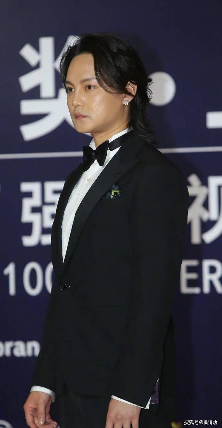 44岁李小冉秀傲人身材，抢走了华鼎奖视帝陈建斌