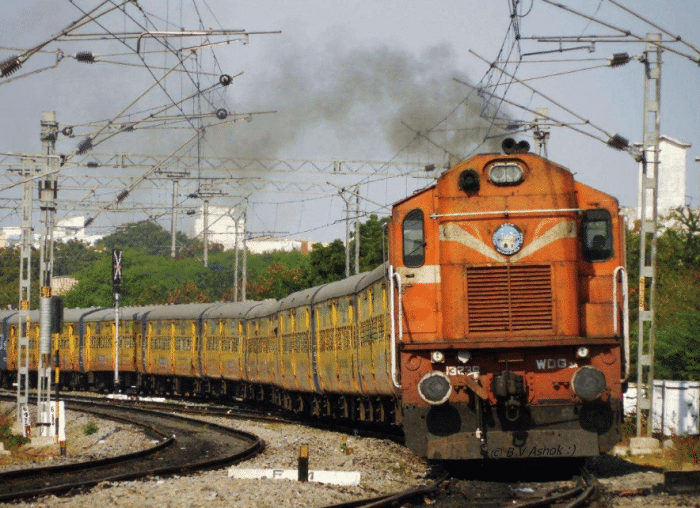印度“奇葩”铁路，从300米瀑布中穿过，坐火车都害怕开窗