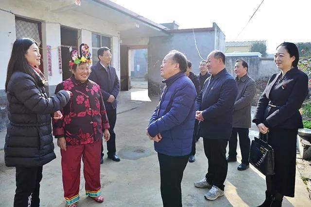 省委宣传部副部长尹书博到上蔡县邵店镇高李村开展慰问调研