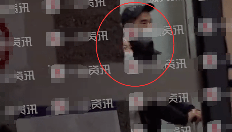 李沁緋聞男友街頭捏美女臉蛋，甜蜜牽手入住酒店，曾被曝與李沁同居 娛樂八卦吃瓜 第2张