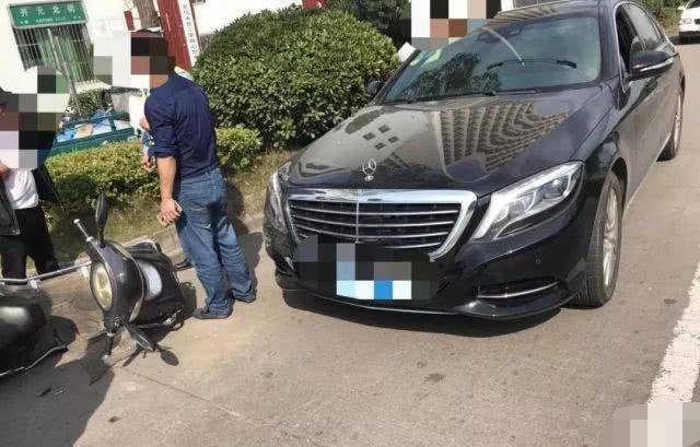原来初中生撞了奔驰还留了道歉信。车主:我赚钱很辛苦,必须付钱