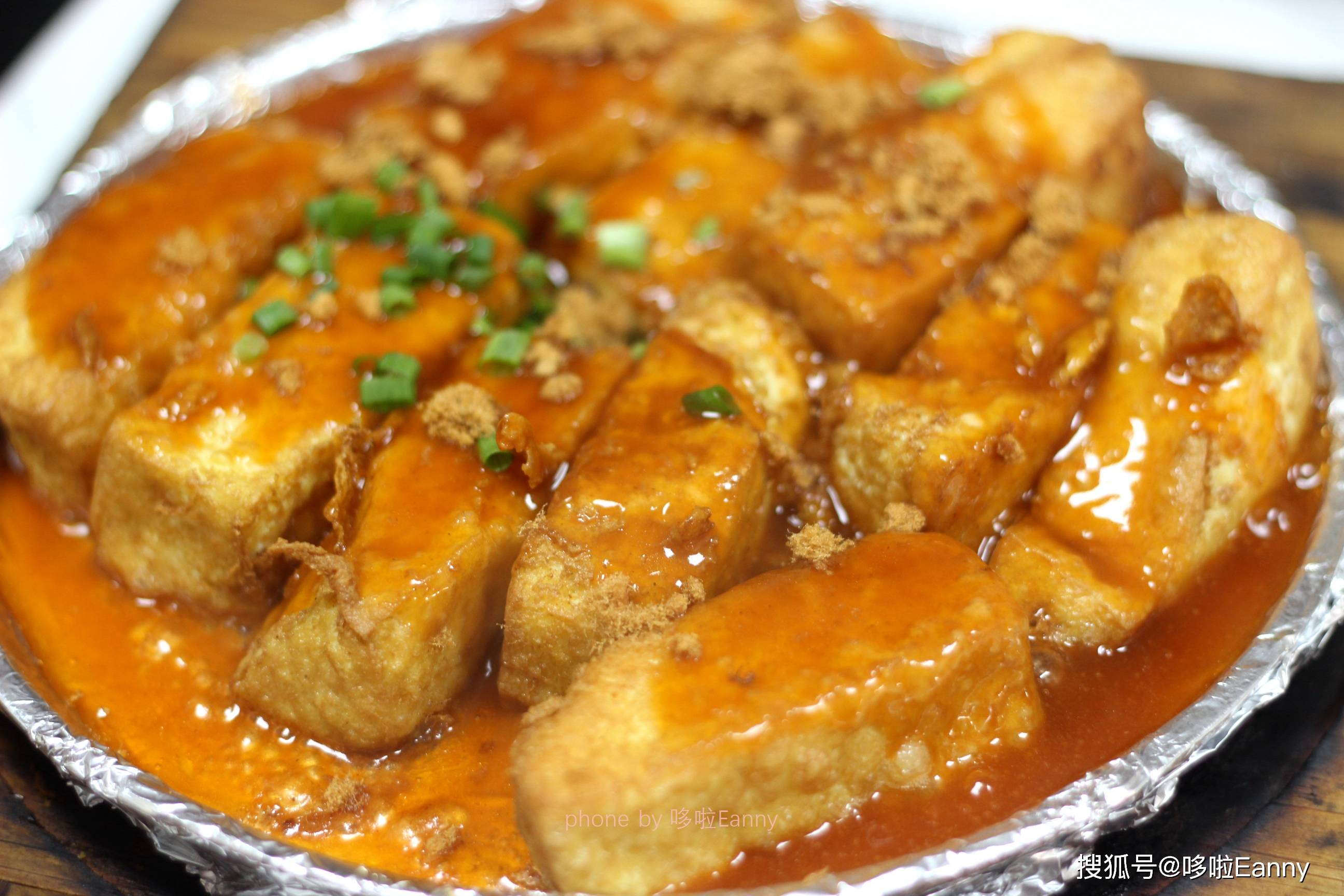 【鲍汁豆腐】 放在铁板上的炸日本豆腐,外酥里嫩,还有撒了肉松,咬一口