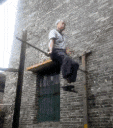 搞笑gif段子:这老爷子的身体比个大小伙子还好,你无法相信他都七十了.