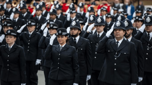 英国警察制服，衬衣外面穿防弹衣，女警的领巾很有特色_手机搜狐网