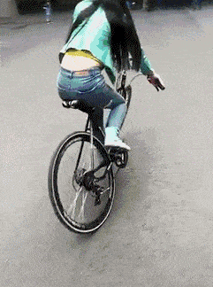 原创搞笑gif段子:9,大妈,你的胆子挺大的啊!我都不敢这样玩!