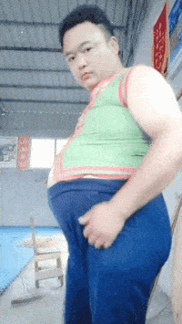 搞笑gif段子:5,哥们说这是他曾经练武的衣服,现在依然能穿