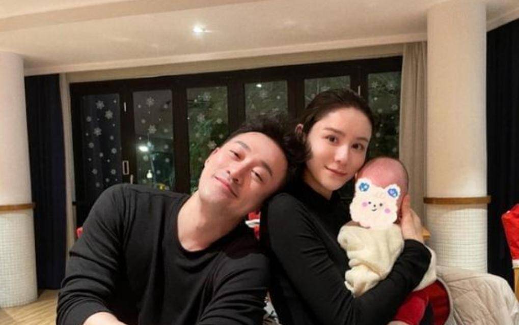 原创林峰女儿被全家"宠上天",百亿姑姑刷黑卡买礼物,真正的富养