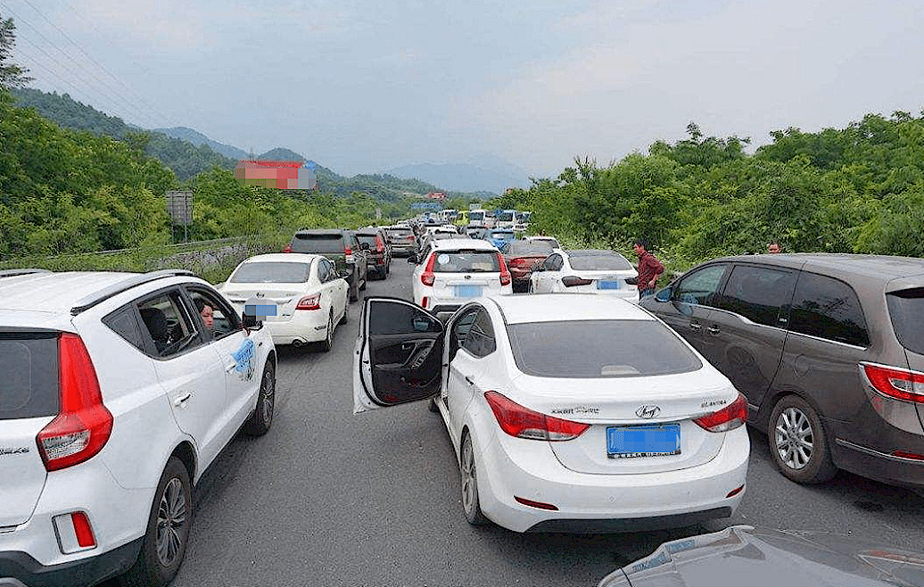 高速堵车8小时,电动汽车"遮羞布"没了,还得推着走