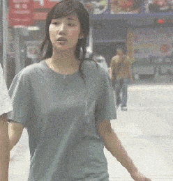 原创搞笑gif段子:还好我的是苹果7,掉进水了捞出来就行