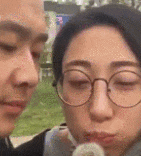 搞笑gif段子:眼睛大大的,脖子长长的,这不正是男人心目中的女神吗