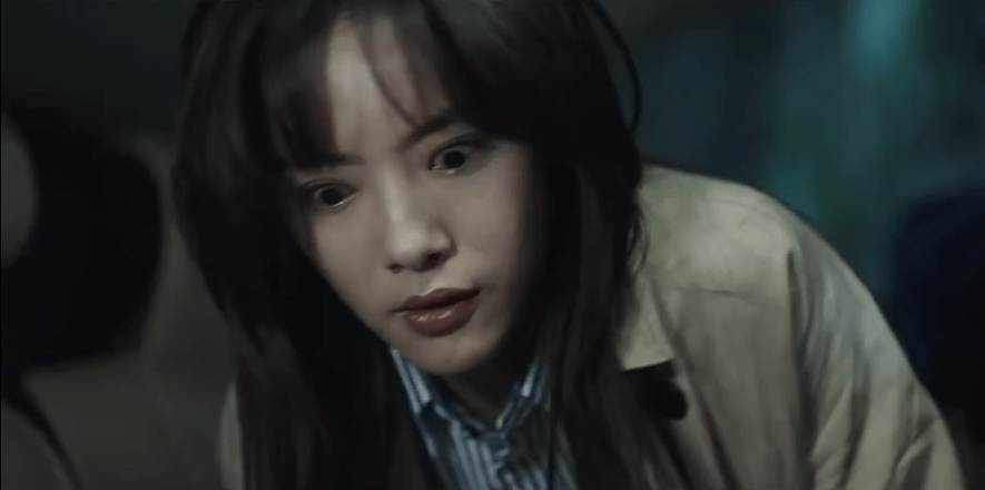 《阳光之下》堪称神剧,女主柯滢"秒杀"3名壮汉,瞬间被