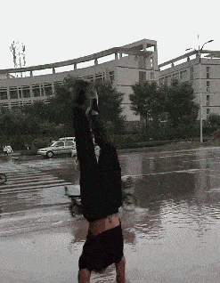 搞笑gif段子:美女你平时不是挺嚣张吗?起来呀,我就不相信制服不了