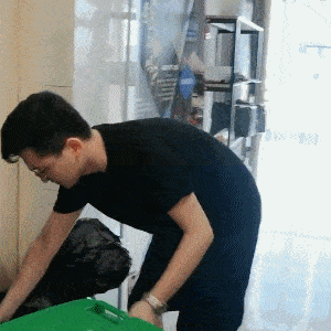 原创搞笑gif段子:哥们,我看你很久了,你果然没有让我失望,还是掉了