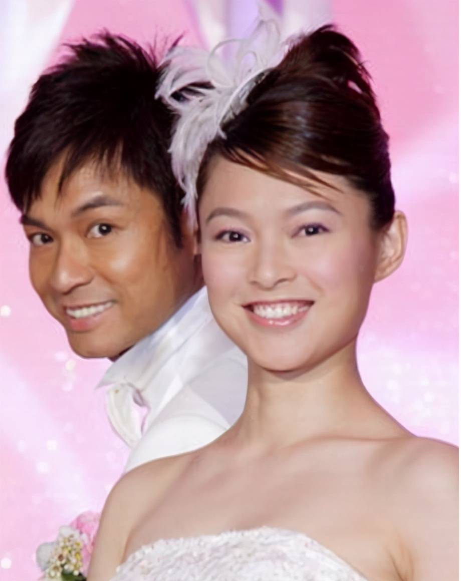 56岁郭晋安与妻罕见同框,同台献唱略显紧张,妻子颜值抢镜