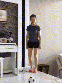 搞笑gif段子:妹子,你这声东击西的小把戏,狗子早就看出来了小儿科