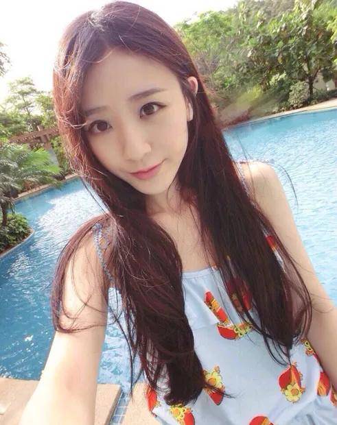安娜baby原名叶靖愉,是因为一张校服照火起来的.