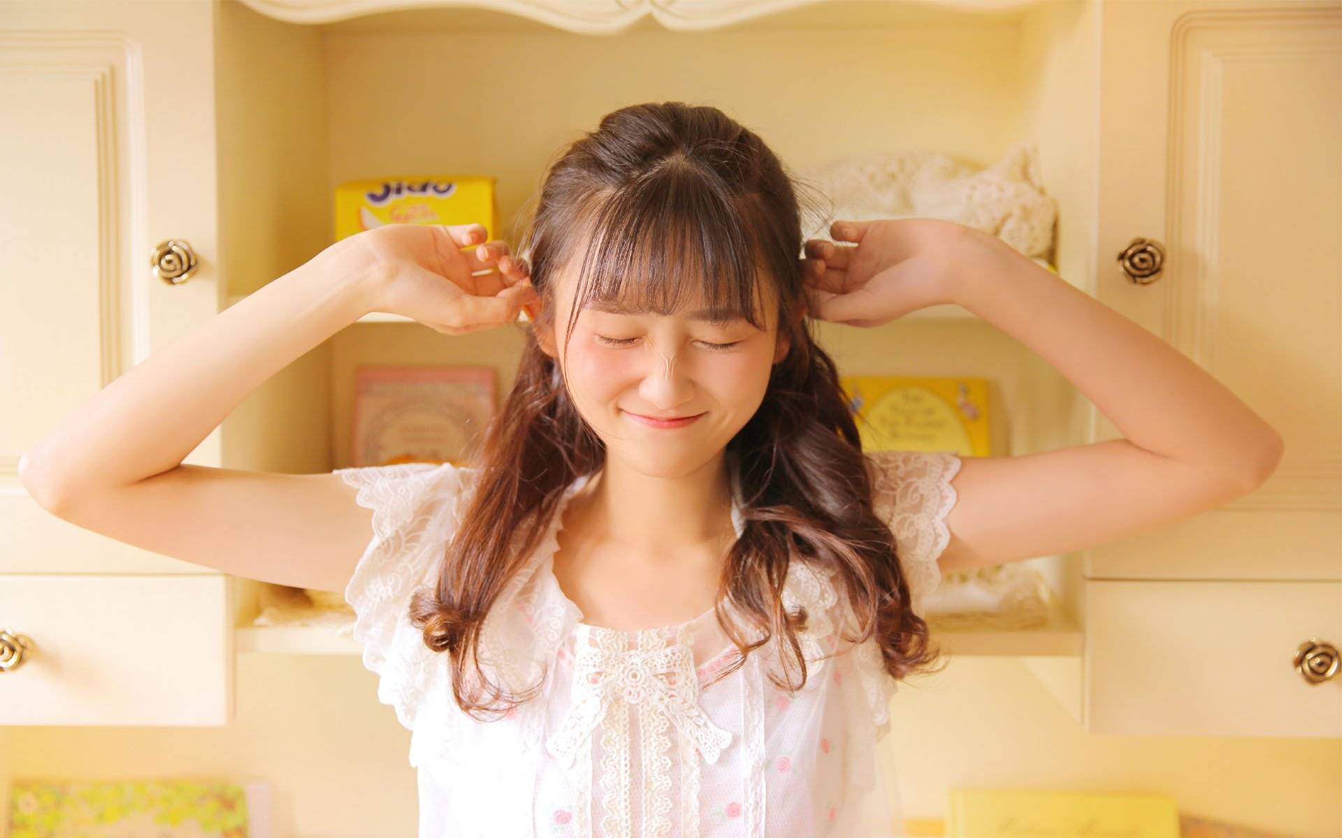 去欢乐谷玩,碰到前女友了,刚分开两个月,她又找了一个,手挽手很亲昵