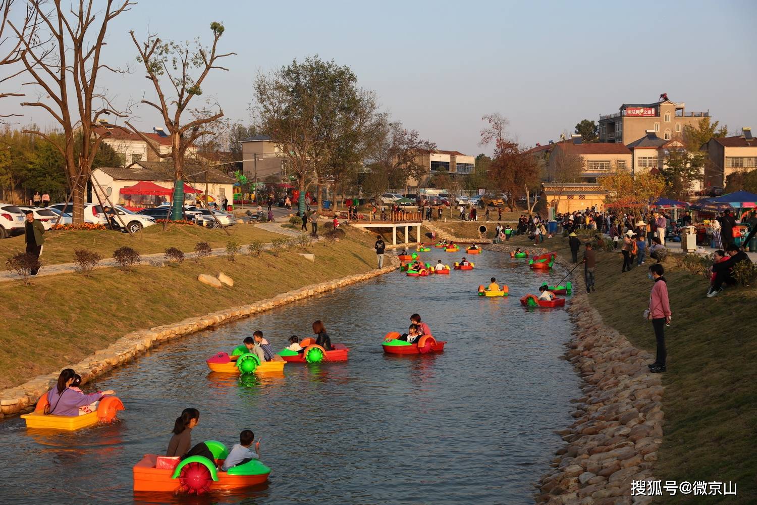 12月,美丽乡村文峰村,游人划船, 该村成为网红打卡地