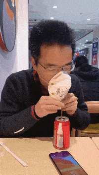 搞笑gif段子:妹子你要用坏多少针头,我都扎累了