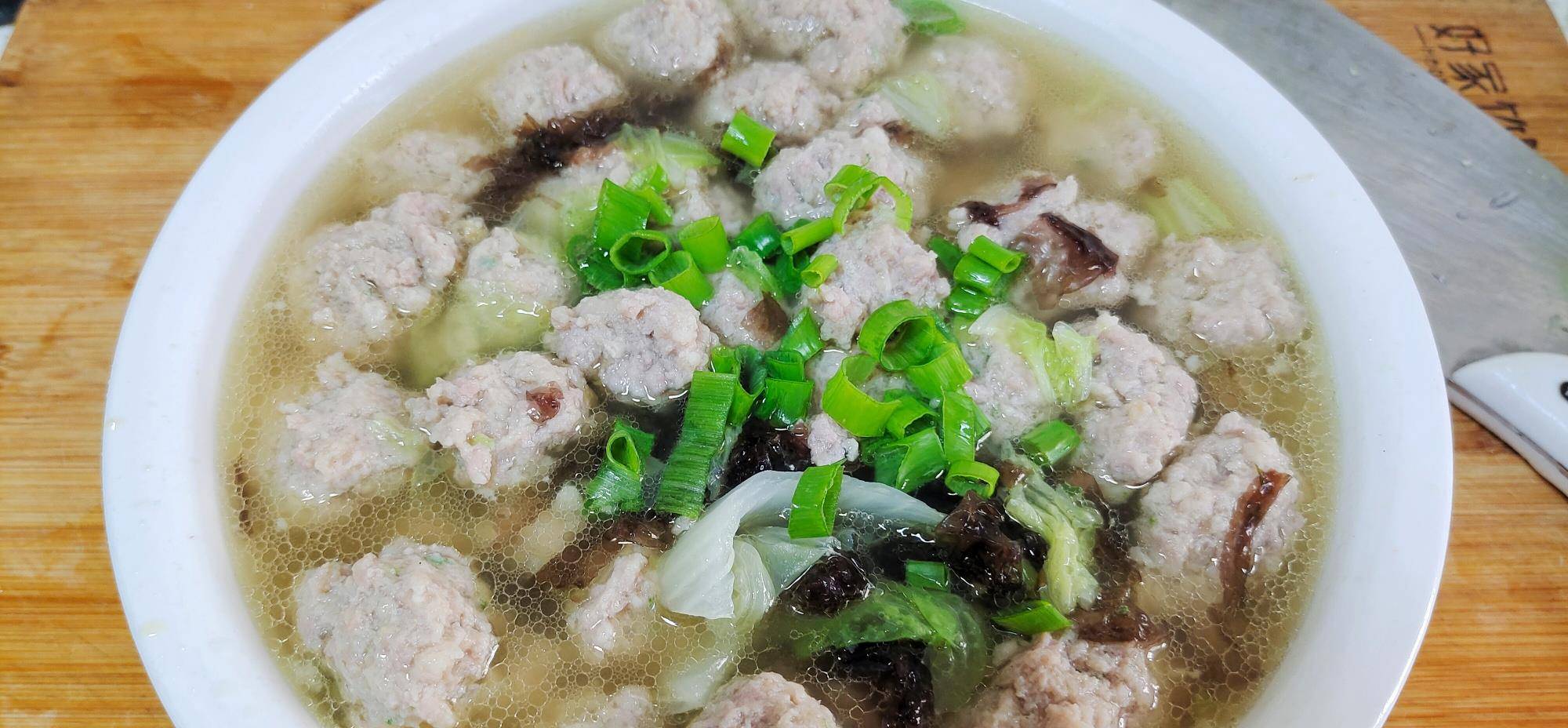 生汆丸子好吃有窍门,大厨都这么做,嫩到入口即化,一盆