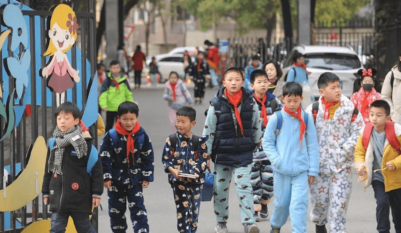 去见小学同学怎么穿搭_小爱同学(2)