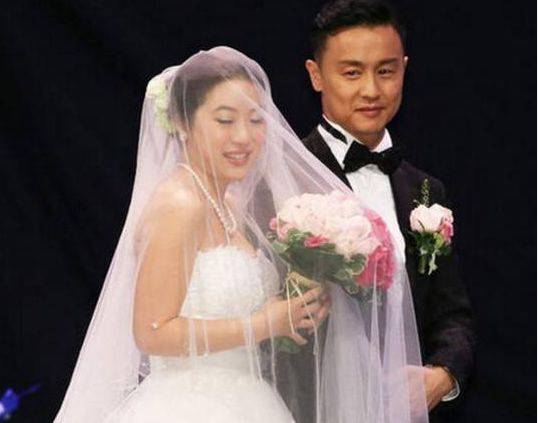 曾经三次背叛老婆,后娶小19岁娇妻,今与前妻丈夫成兄弟
