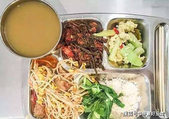 公司食堂的饭菜,每月700块,吃的人很多,隔壁公司的都想来蹭饭